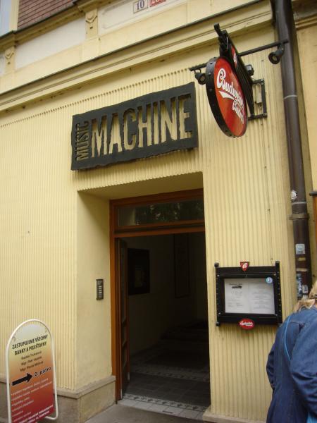 Music Machine - vchod